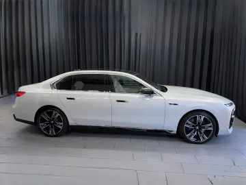 BMW M760 e xDrive M-SPORT TV B&W SKY-LOUNGE MEGAVOLL