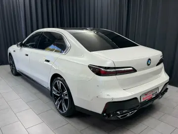 BMW M760 e xDrive M-SPORT TV B&W SKY-LOUNGE MEGAVOLL