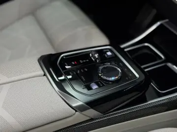 BMW M760 e xDrive M-SPORT TV B&W SKY-LOUNGE MEGAVOLL
