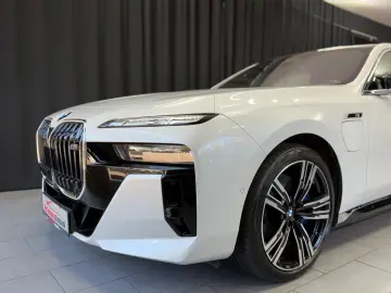 BMW M760 e xDrive M-SPORT TV B&W SKY-LOUNGE MEGAVOLL