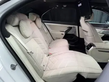 BMW M760 e xDrive M-SPORT TV B&W SKY-LOUNGE MEGAVOLL