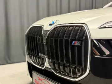BMW M760 e xDrive M-SPORT TV B&W SKY-LOUNGE MEGAVOLL