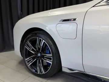 BMW M760 e xDrive M-SPORT TV B&W SKY-LOUNGE MEGAVOLL