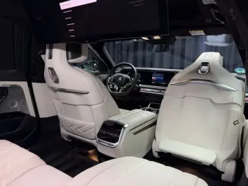BMW M760 e xDrive M-SPORT TV B&W SKY-LOUNGE MEGAVOLL