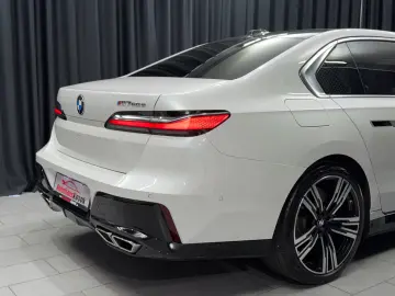 BMW M760 e xDrive M-SPORT TV B&W SKY-LOUNGE MEGAVOLL