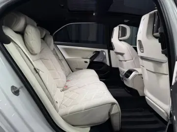 BMW M760 e xDrive M-SPORT TV B&W SKY-LOUNGE MEGAVOLL