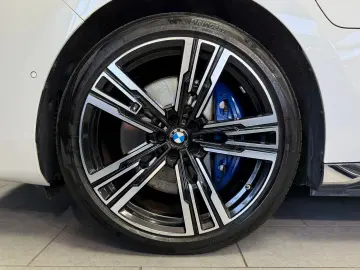 BMW M760 e xDrive M-SPORT TV B&W SKY-LOUNGE MEGAVOLL