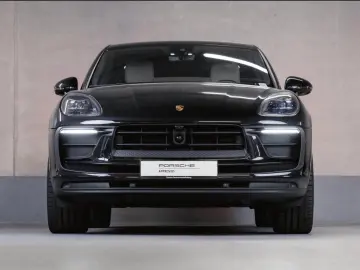 Porsche Macan rear view camera lane change assistant