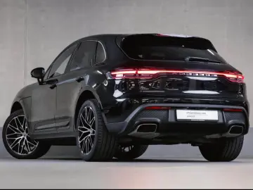 Porsche Macan rear view camera lane change assistant