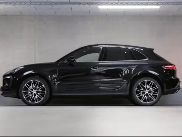 Porsche Macan rear view camera lane change assistant