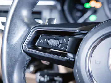 Porsche Macan rear view camera lane change assistant