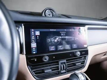 Porsche Macan rear view camera lane change assistant