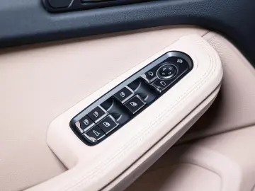 Porsche Macan rear view camera lane change assistant