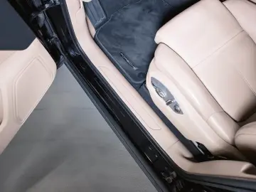 Porsche Macan rear view camera lane change assistant