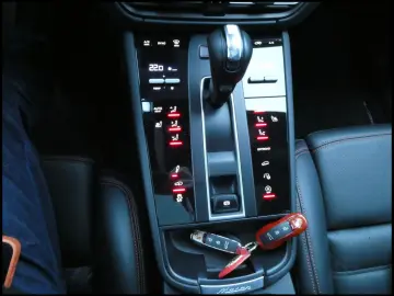 Porsche MACAN 2.0 TIP APPROVED PANO BOSE 360 CHRONO LED
