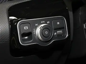 MERCEDES-BENZ A 250 e Progressive Advanced LED NAVI …