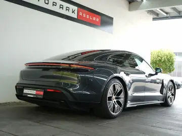 PORSCHE Taycan GTS Pano NightVision HeadUp Sitzklima Mas