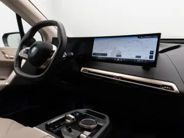 BMW IX xD50  Sport 360 DAB H K Laser Komfort ACC 22