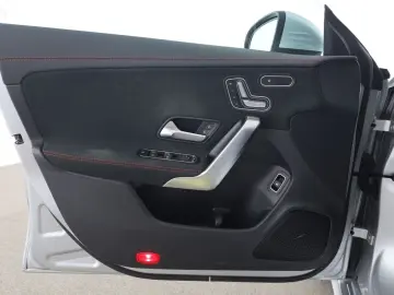MERCEDES-BENZ CLA 250 e AMG MBUX Pano Distronic Kamera LED