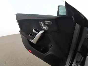 MERCEDES-BENZ CLA 250 e AMG MBUX Pano Distronic Kamera LED