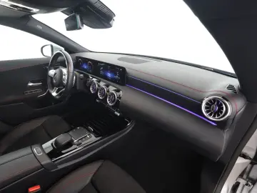 MERCEDES-BENZ CLA 250 e AMG MBUX Pano Distronic Kamera LED