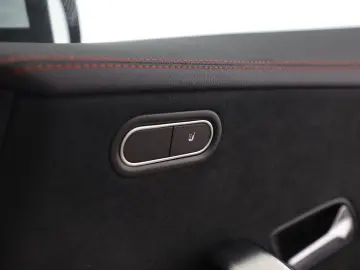 MERCEDES-BENZ CLA 250 e AMG MBUX Pano Distronic Kamera LED