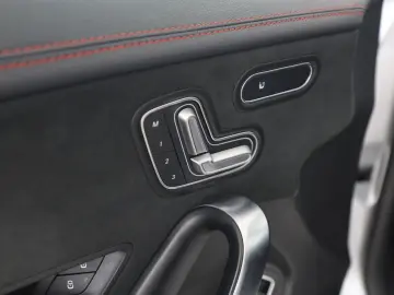 MERCEDES-BENZ CLA 250 e AMG MBUX Pano Distronic Kamera LED