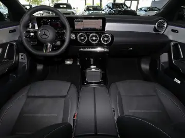 MERCEDES-BENZ CLA 200 Coupé AMG MBUX 360  M-LED Pano…