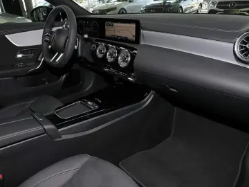 MERCEDES-BENZ CLA 200 Coupé AMG MBUX 360  M-LED Pano…