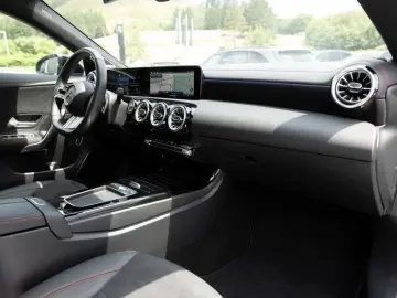 MERCEDES-BENZ CLA 200 AMG-Sport Pano Burm Night Keyl…