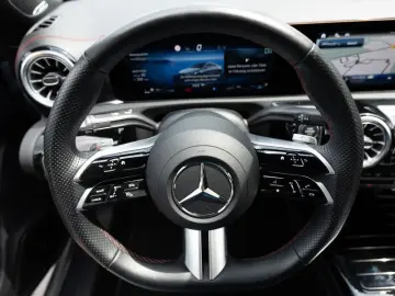 MERCEDES-BENZ CLA 200 AMG-Sport Pano Burm Night Keyl…