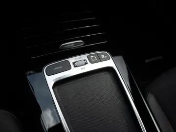 MERCEDES-BENZ CLA 200 AMG-Sport Pano Burm Night Keyl…