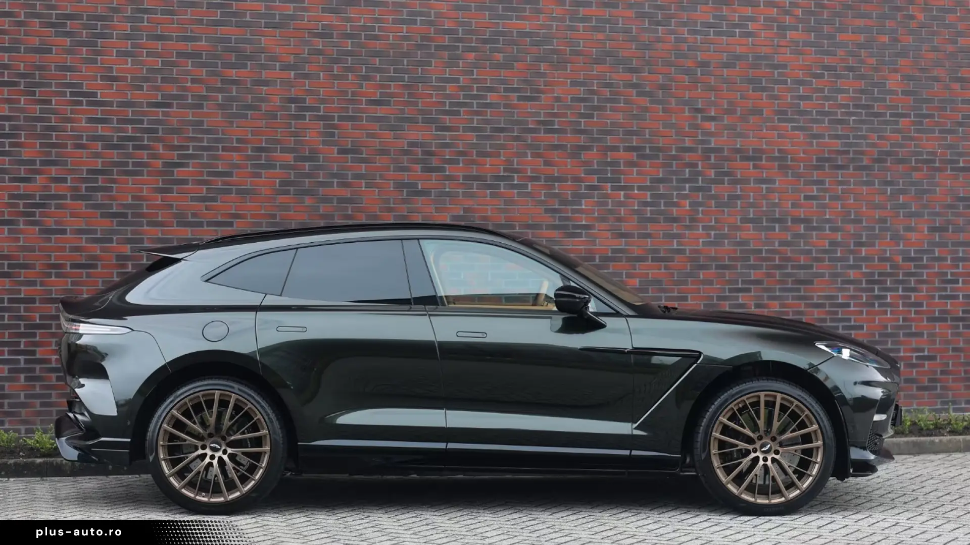Aston Martin DBX 707   Minotaur Green - Copper Tan