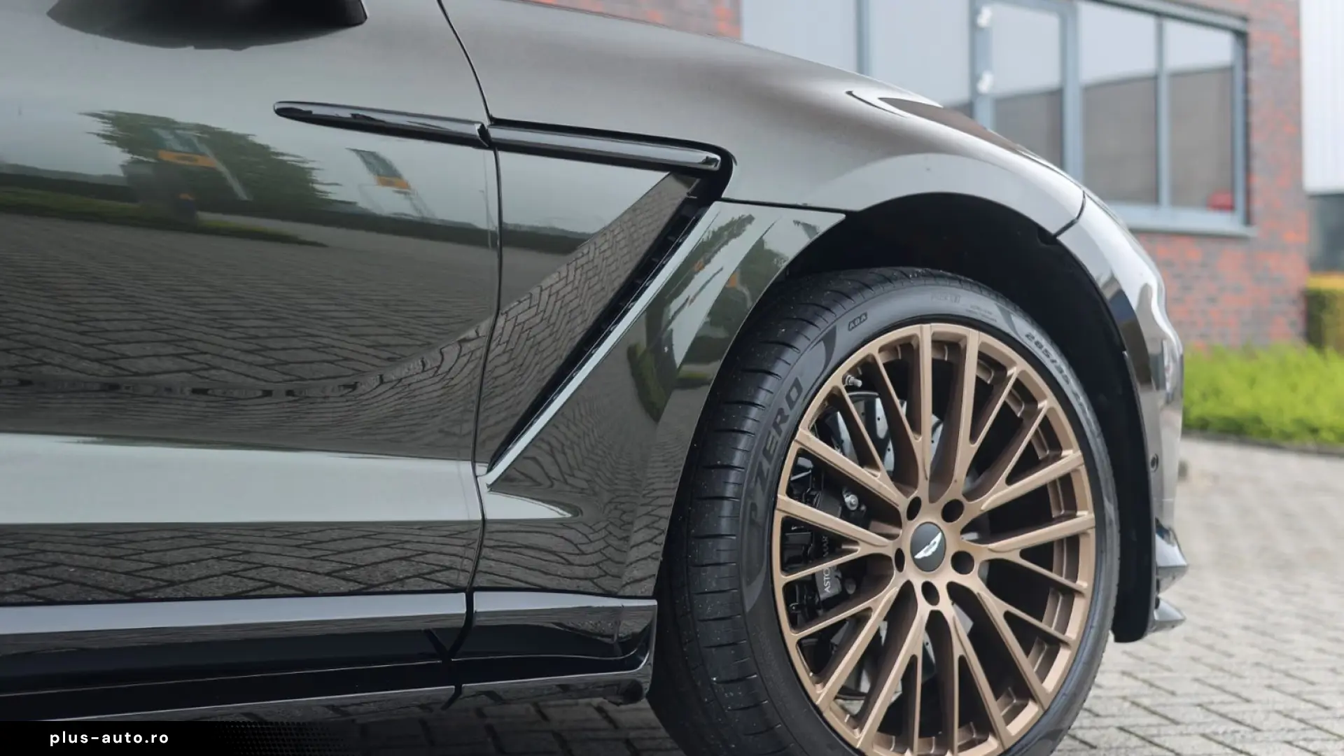 Aston Martin DBX 707   Minotaur Green - Copper Tan