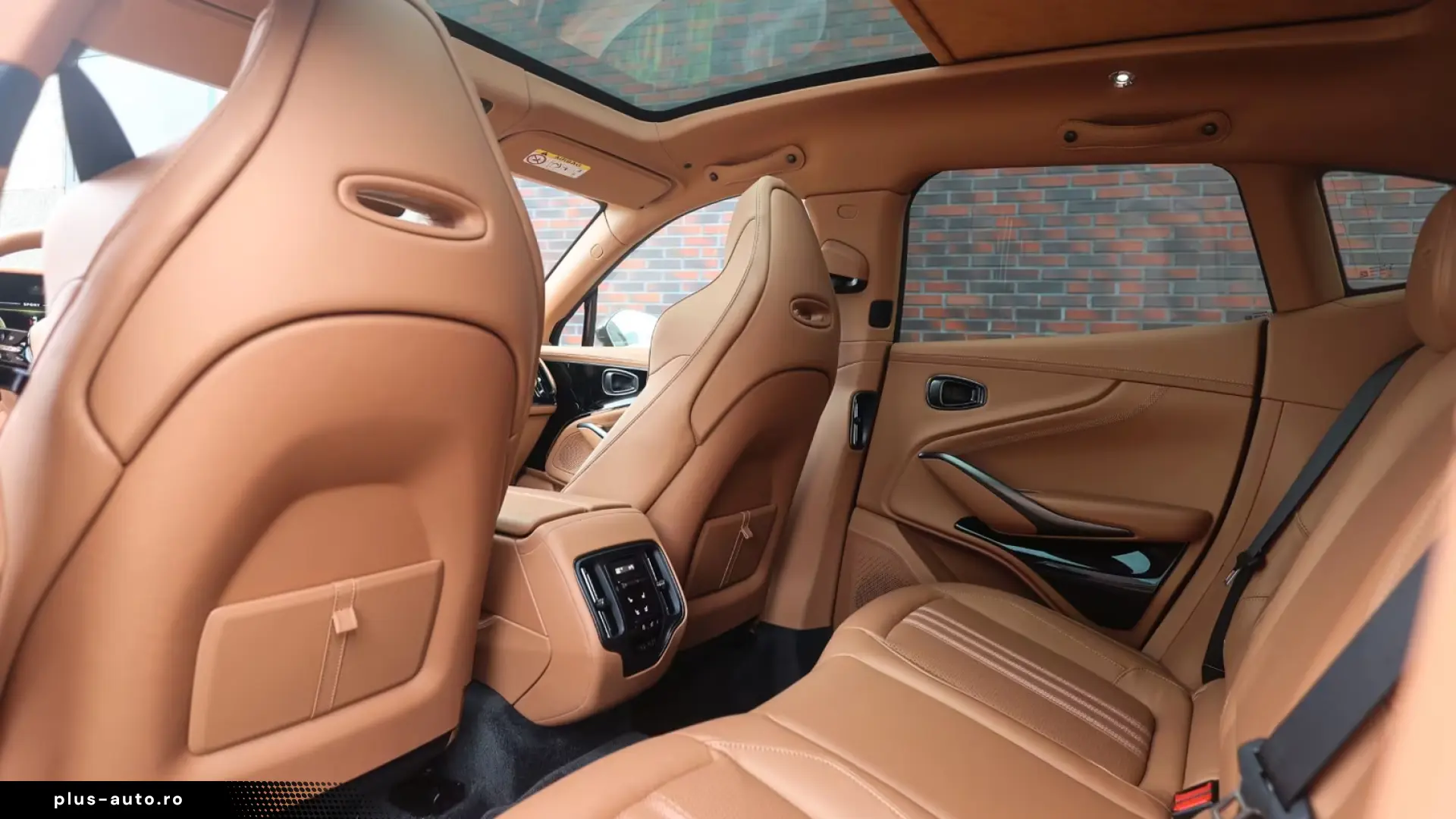 Aston Martin DBX 707   Minotaur Green - Copper Tan