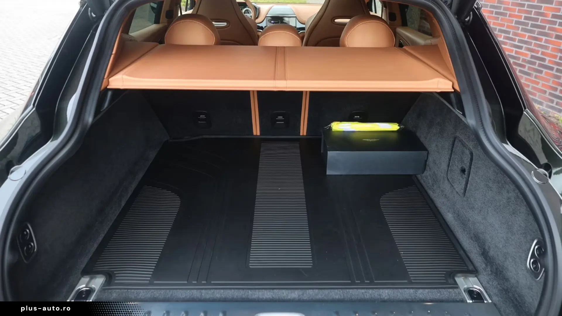Aston Martin DBX 707   Minotaur Green - Copper Tan