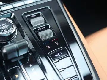 Aston Martin DBX 707   Minotaur Green - Copper Tan