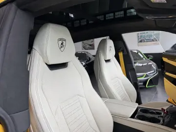 Lamborghini Urus SE NOU