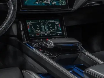 AUDI E-Tron 55 S-Line BlackEdition Pano 21  Matrix