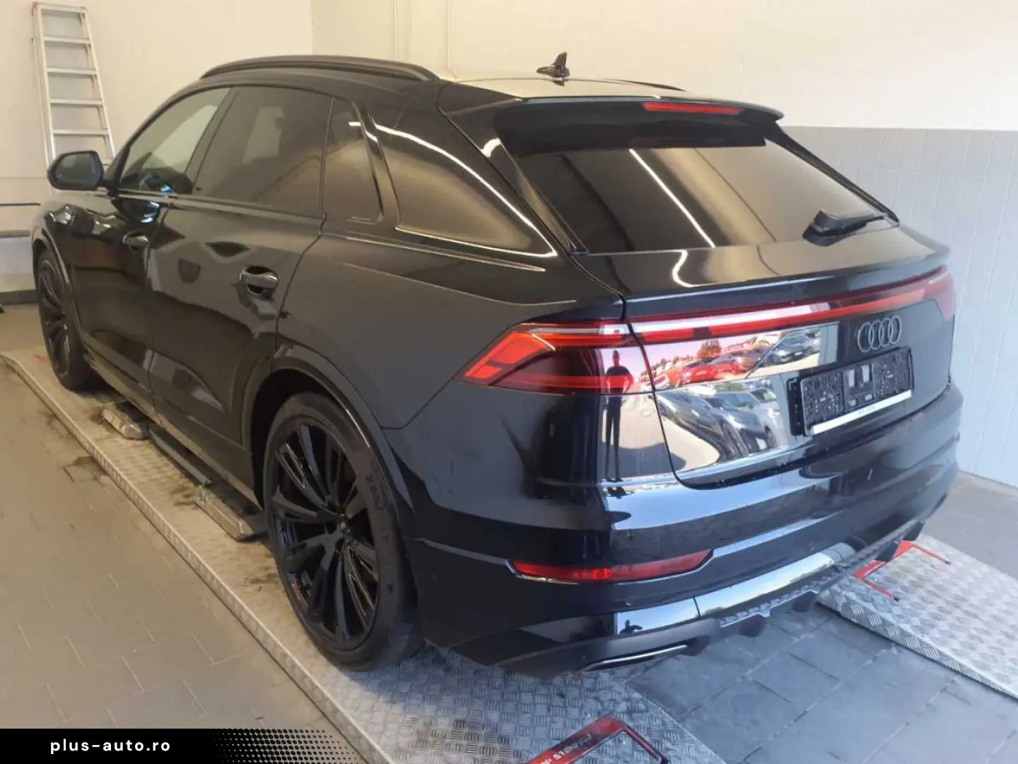 AUDI Q8 S line 55 TFSI AHK Black Pano Sitzlüft Allrad