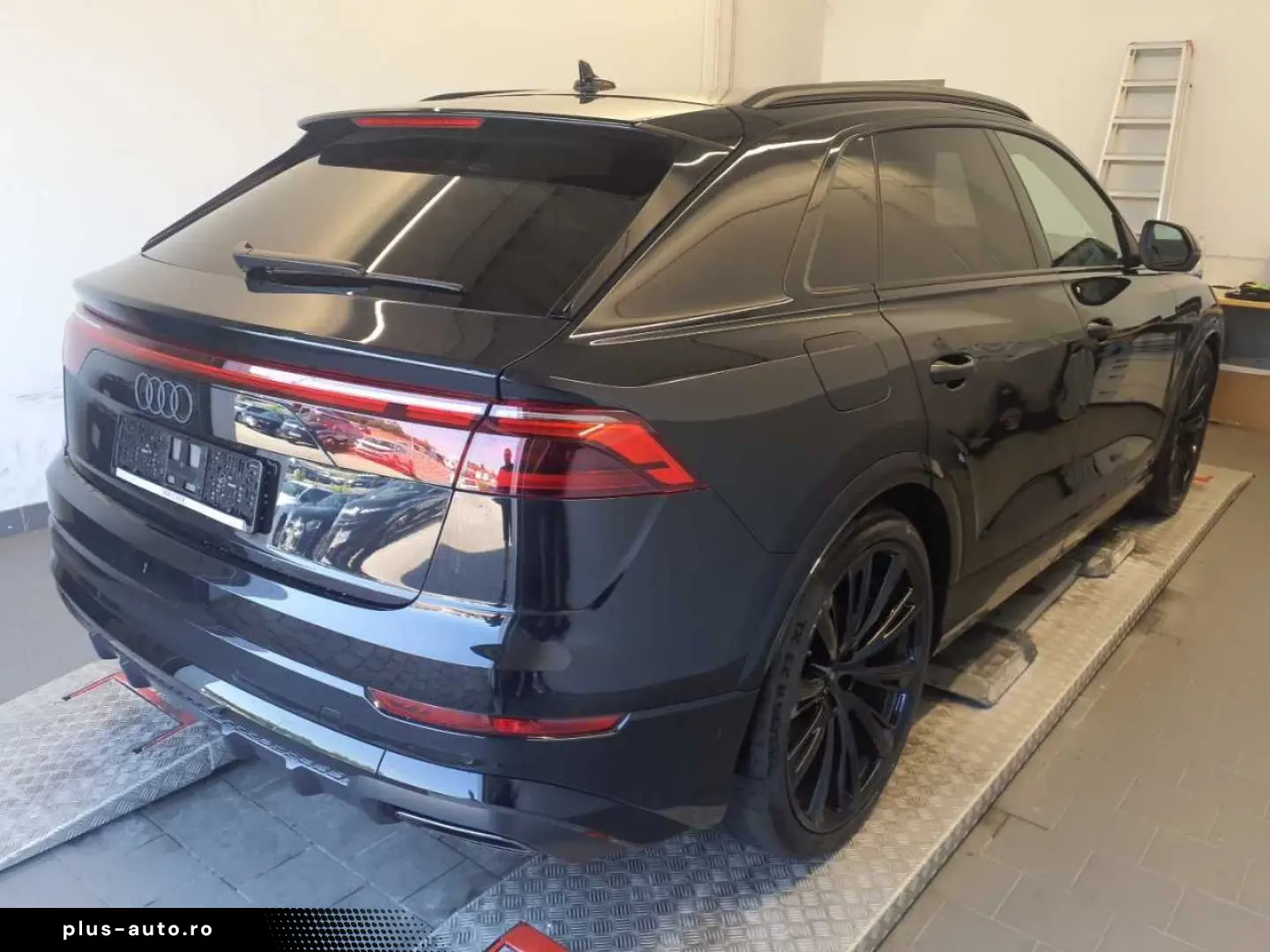 AUDI Q8 S line 55 TFSI AHK Black Pano Sitzlüft Allrad