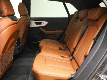 AUDI Q8 55