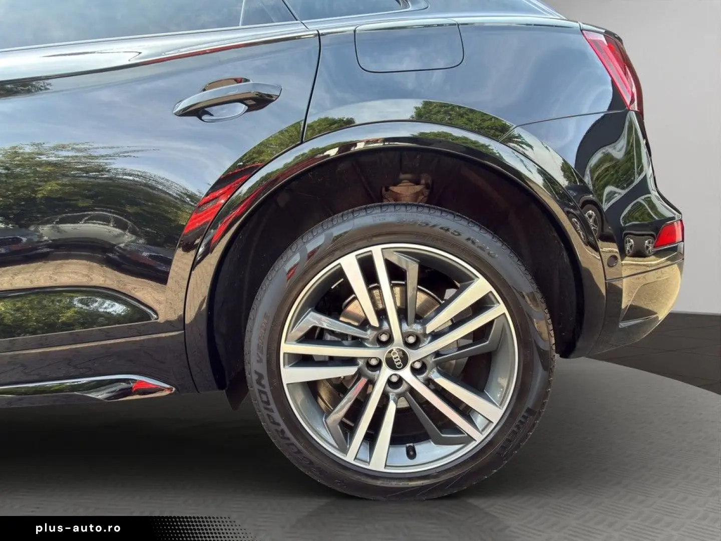 AUDI Q5 S-Line 55TFSIe Quattro S-Tr. Pano AHK Leder
