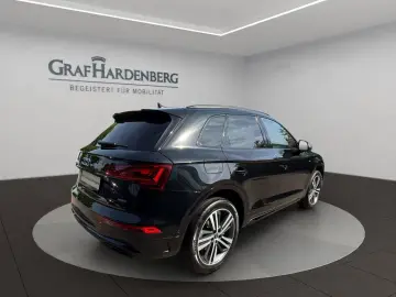 AUDI Q5 S-Line 55TFSIe Quattro S-Tr. Pano AHK Leder