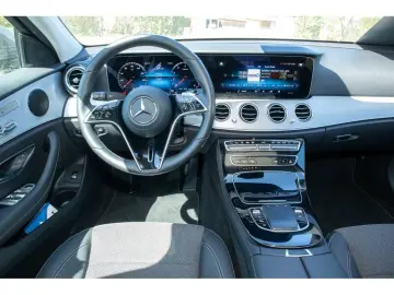 MERCEDES-BENZ E 200 4M Avantgarde Distr. Pano. 360  LED MBUX