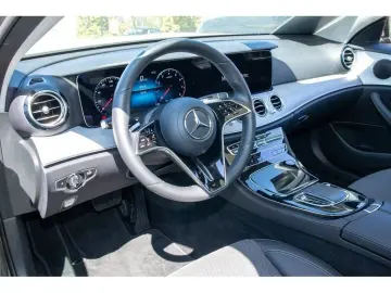 MERCEDES-BENZ E 200 4M Avantgarde Distr. Pano. 360  LED MBUX
