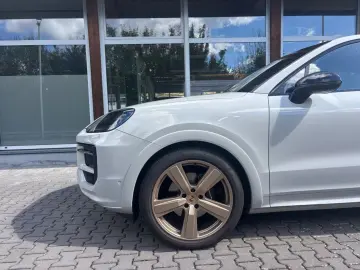 PORSCHE Cayenne Coupe Burmester Sport-Design Luft Stand