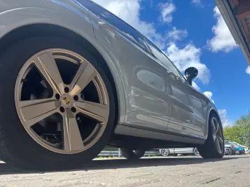 PORSCHE Cayenne Coupe Burmester Sport-Design Luft Stand