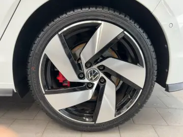 VW Golf VIII GTI 2.0 TSI DSG ACC LED Navi Kamera Pa