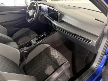 VW Golf R-Line 1.5 eTSI  HUD Pano Matrix ACC H&K